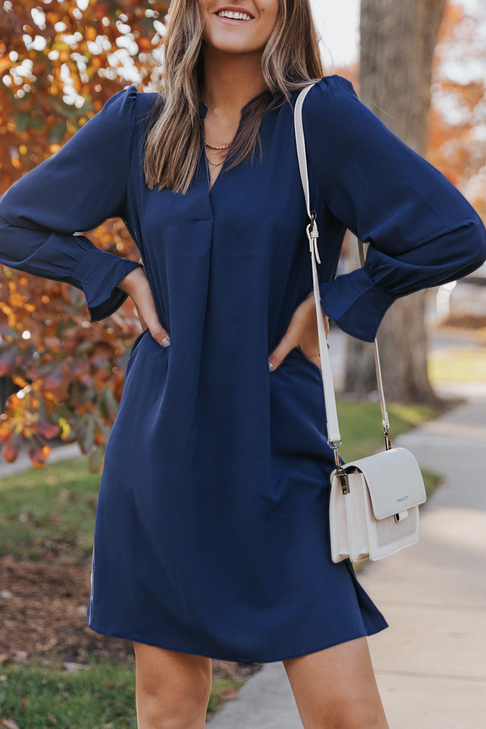 Vestido camisero azul con escote en V y mangas con volantes