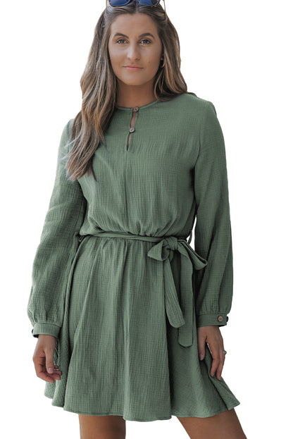 Mini-robe plissée ceinturée à manches bouffantes et col boutonné vert jungle