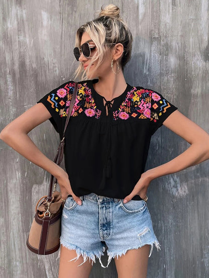 Blusa estampada de manga corta con cuello con muescas