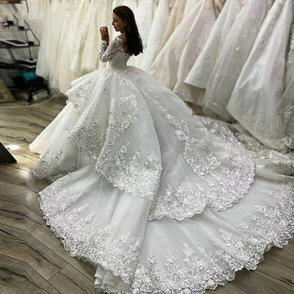 Robe de mariée en dentelle à la mode, épaules dénudées, traînante