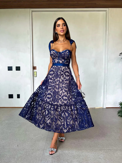 Vestido de mujer largo sin espalda con tirantes estampado bordado azul