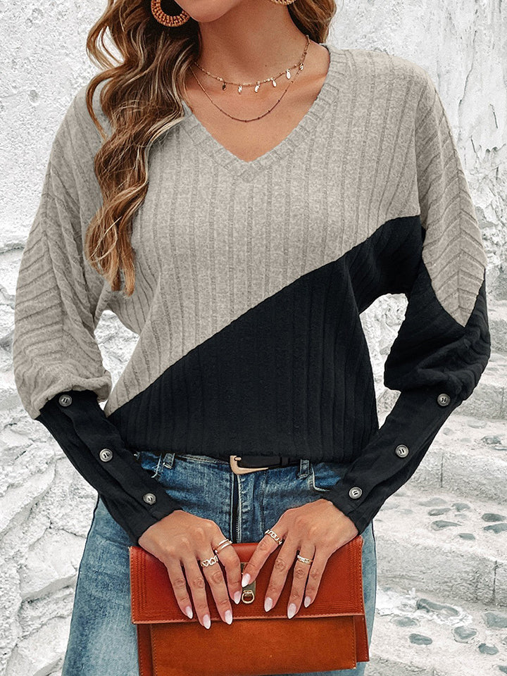 Blusa con cuello en V y botones en contraste