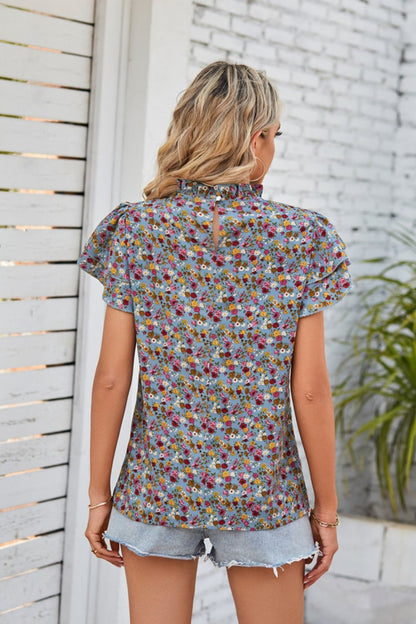 Blusa con mangas acampanadas y cuello con volantes florales