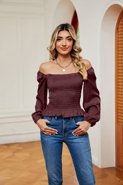 Blouse smockée à épaules dénudées et ourlet à volants