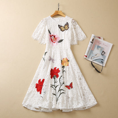 Exquisito vestido de manga corta con mariposas y flores bordadas