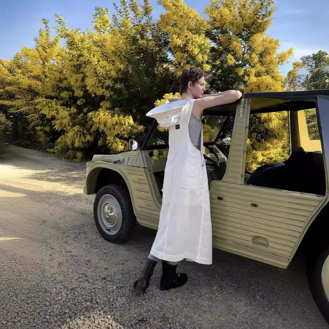 Vestido casual con tirantes arrugados y con vuelo