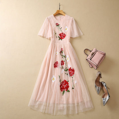 Exquisito vestido con cintura controlada y manga corta con flores bordadas