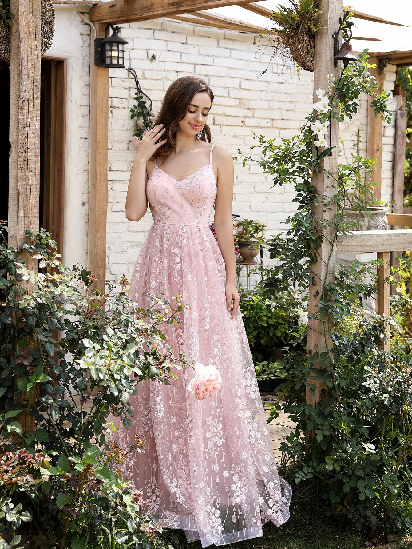 Vestido de noche elegante bordado con cuello en V a la moda para mujer