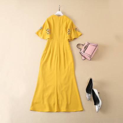 Vestido amarillo con manga de hoja de loto bordado a máquina