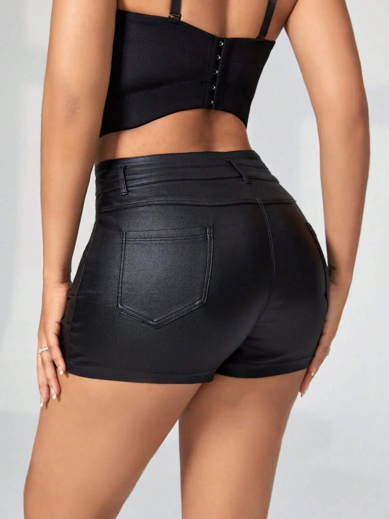 2023 Sexy Stretch Slant Pocket Double Button Detail Solid PU Leather Shorts Women Casual Holiday Streetwear