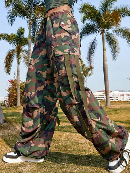 Y2K Street Tidal Flow Camo Print Solapa Bolsillo Lateral Cordón Cintura Cargo Paracaídas Pantalones Puños Ajustables