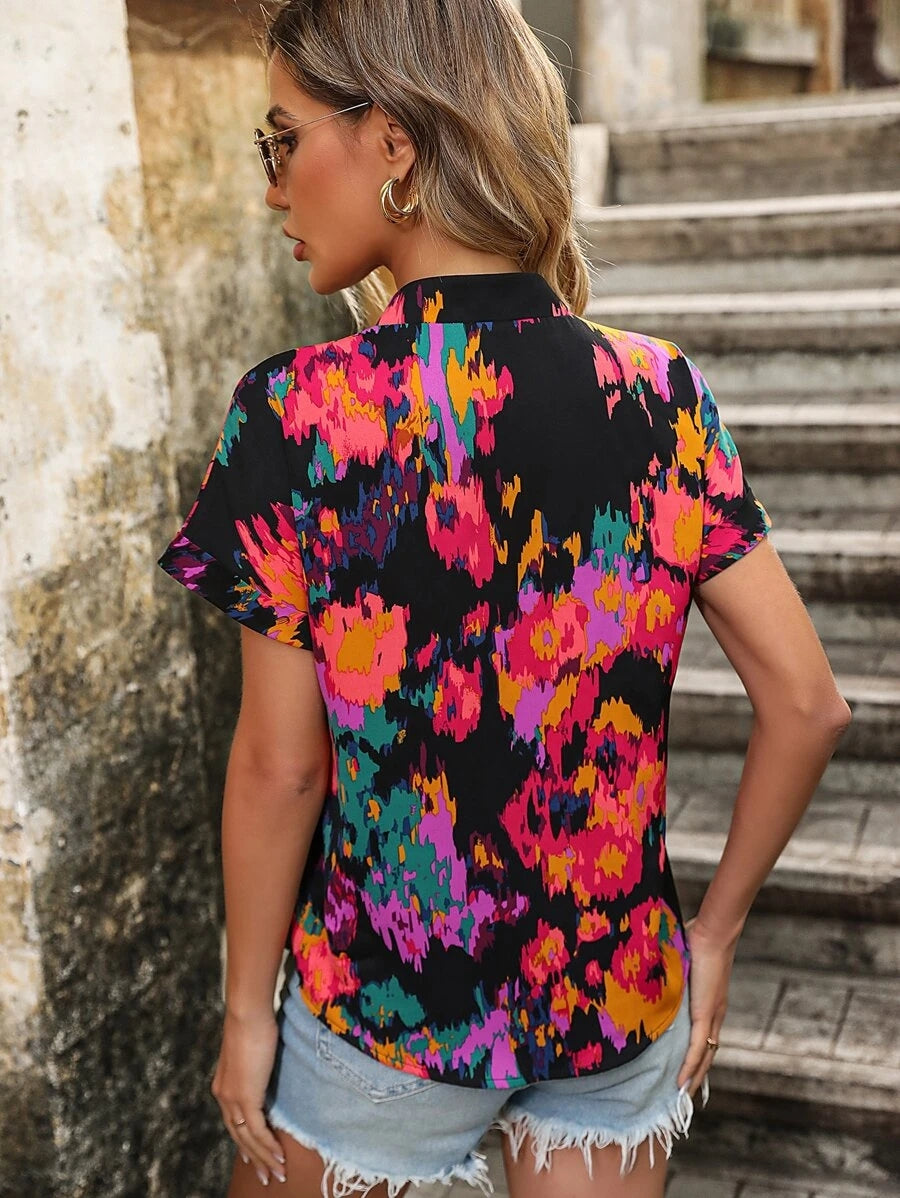 Blusa estampada de manga corta con cuello con muescas