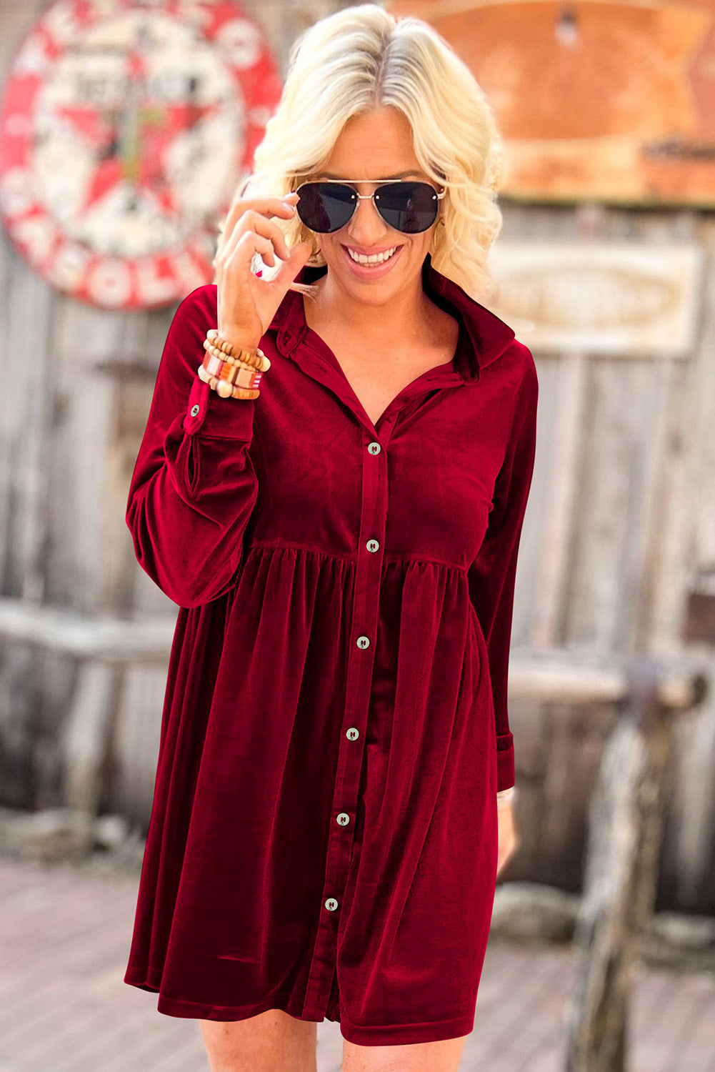 Vestido con botones de terciopelo con volantes y manga larga en rojo fuego