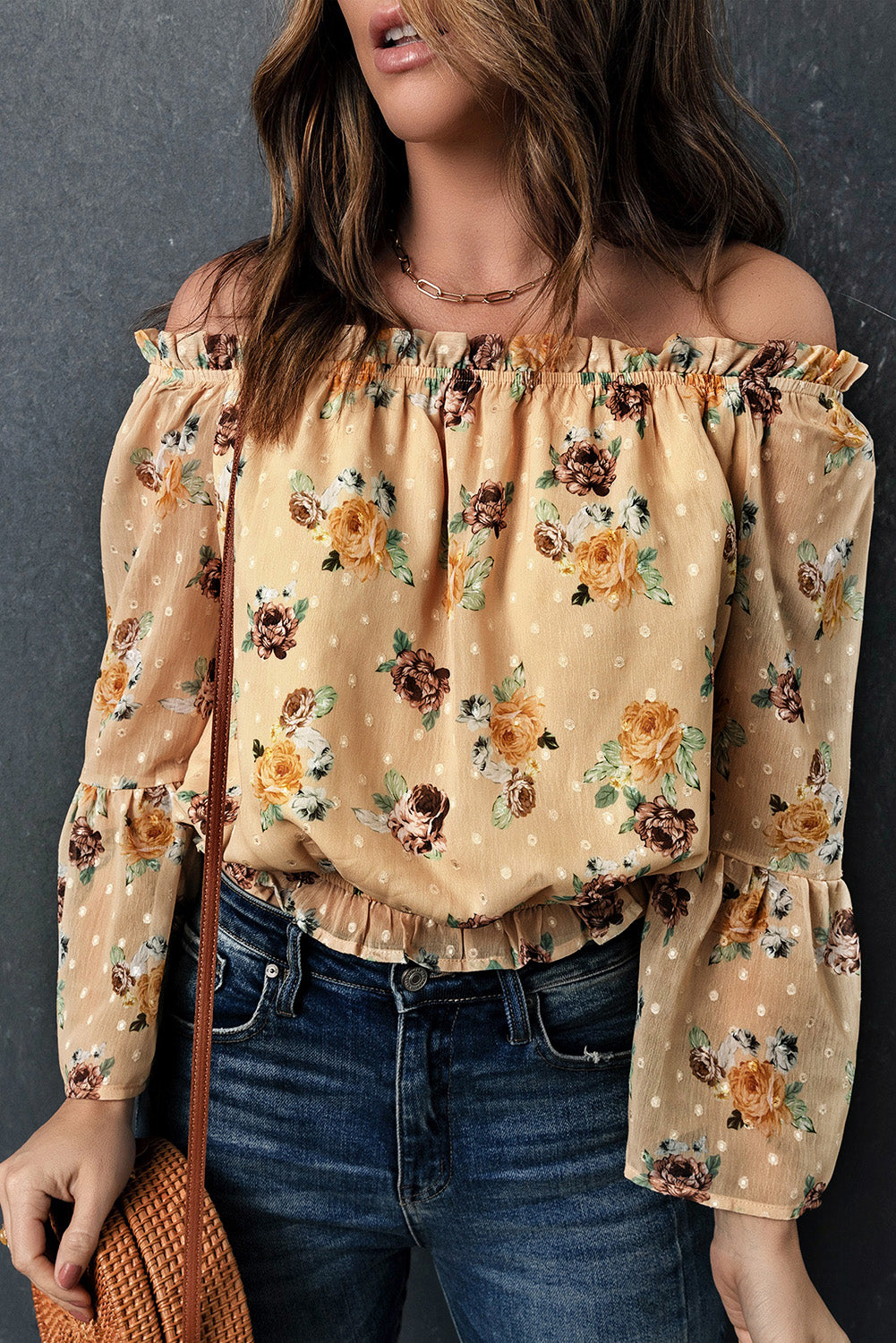 Top floral con hombros descubiertos y dobladillo con volantes