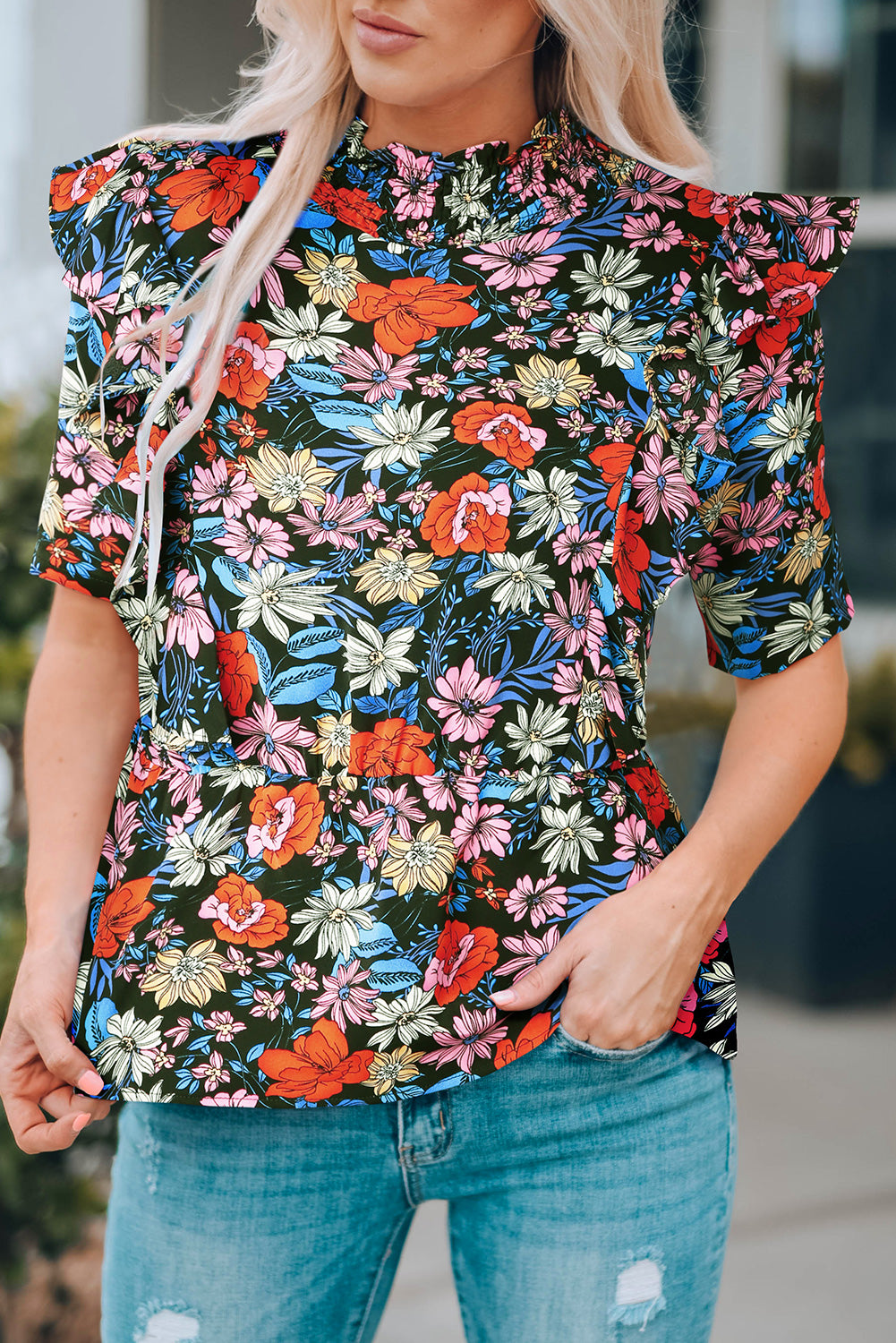 Blouse fleurie à volants et épaules dénudées