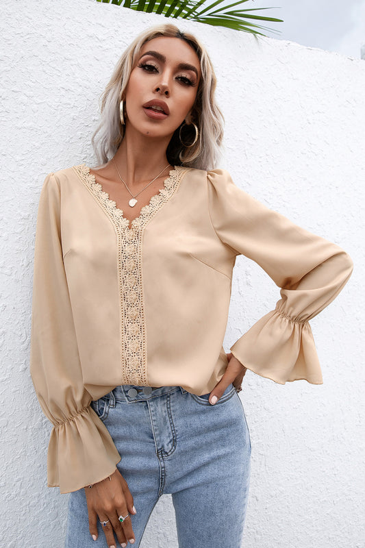 Blusa con mangas con volantes y ribete de encaje