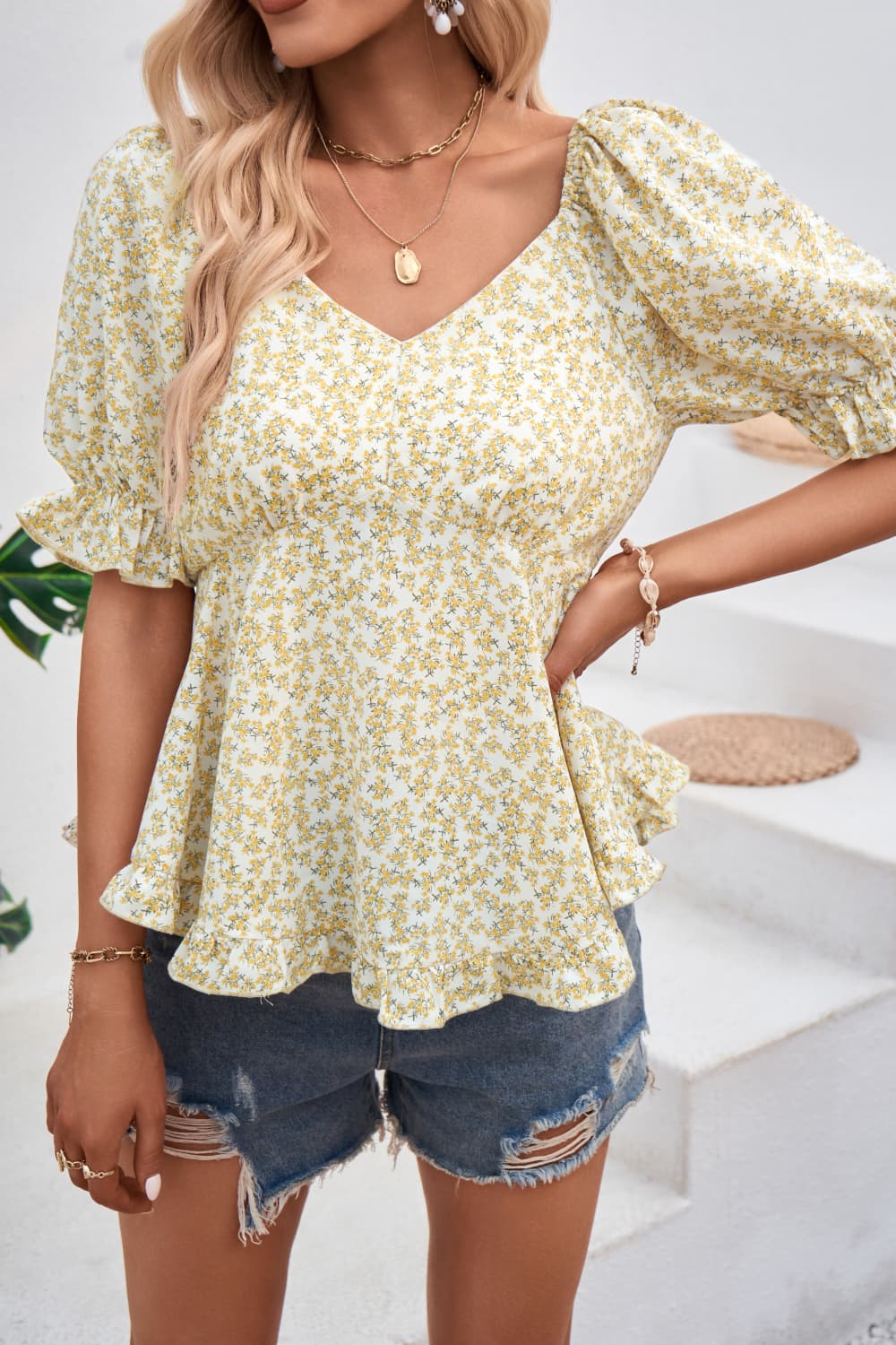 Blusa con cuello en V y mangas con volantes