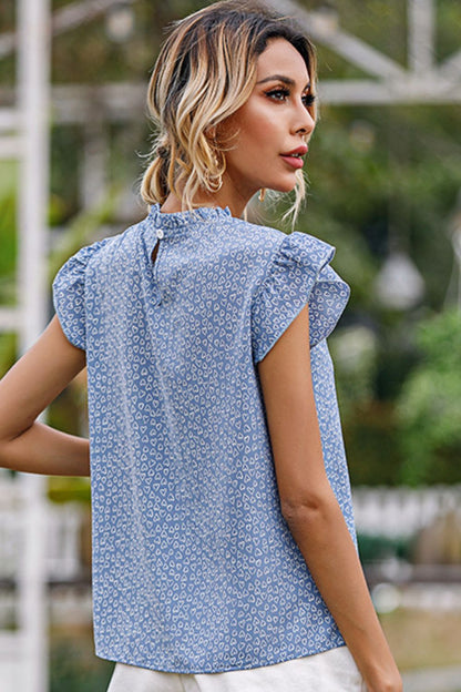 Blusa con mangas acampanadas y cuello con volantes y estampado de corazones