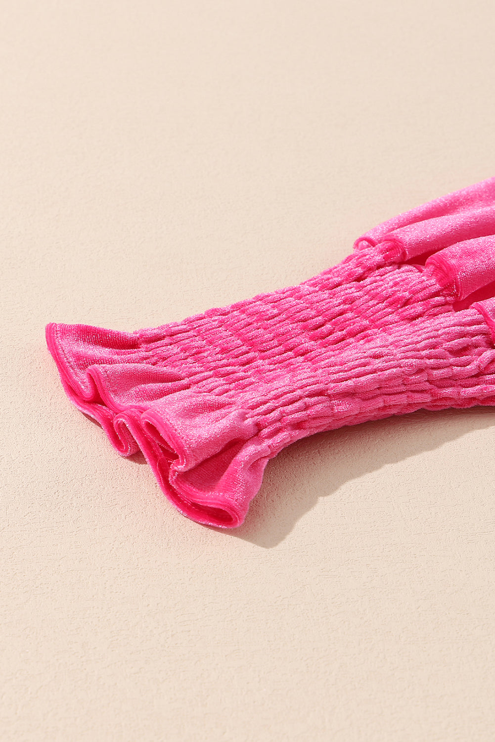 Vestido de terciopelo con corpiño fruncido y cuello con volantes en rosa