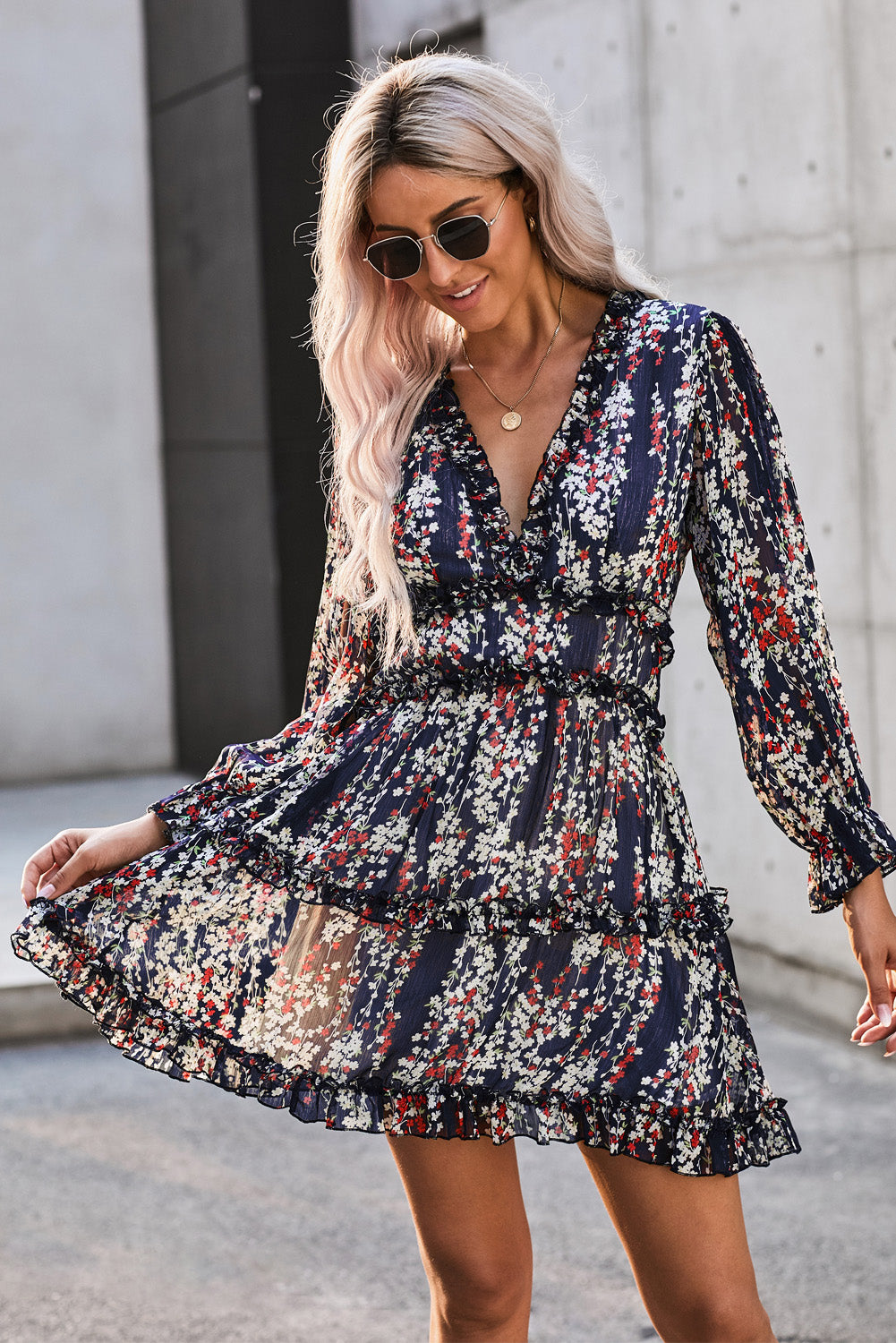 Vestido floral con espalda abierta y detalle de volantes en azul