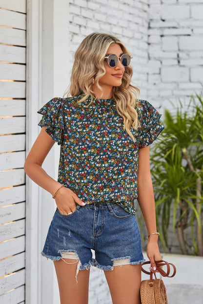 Blouse florale à manches flottantes et col à volants