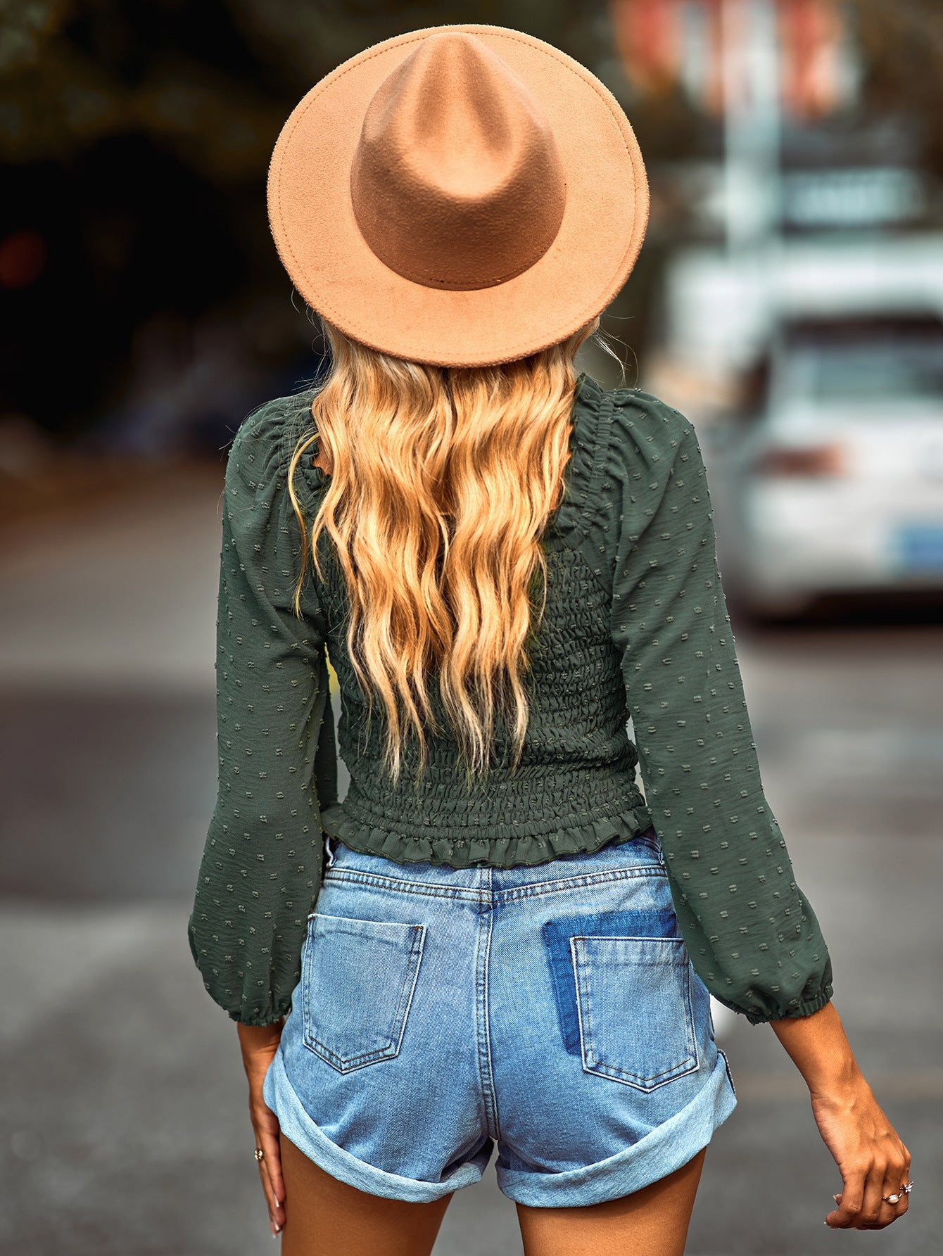 Blusa con ribete de volantes y lunares suizos