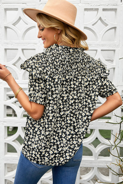 Top floral fruncido con hombros descubiertos y cuello anudado