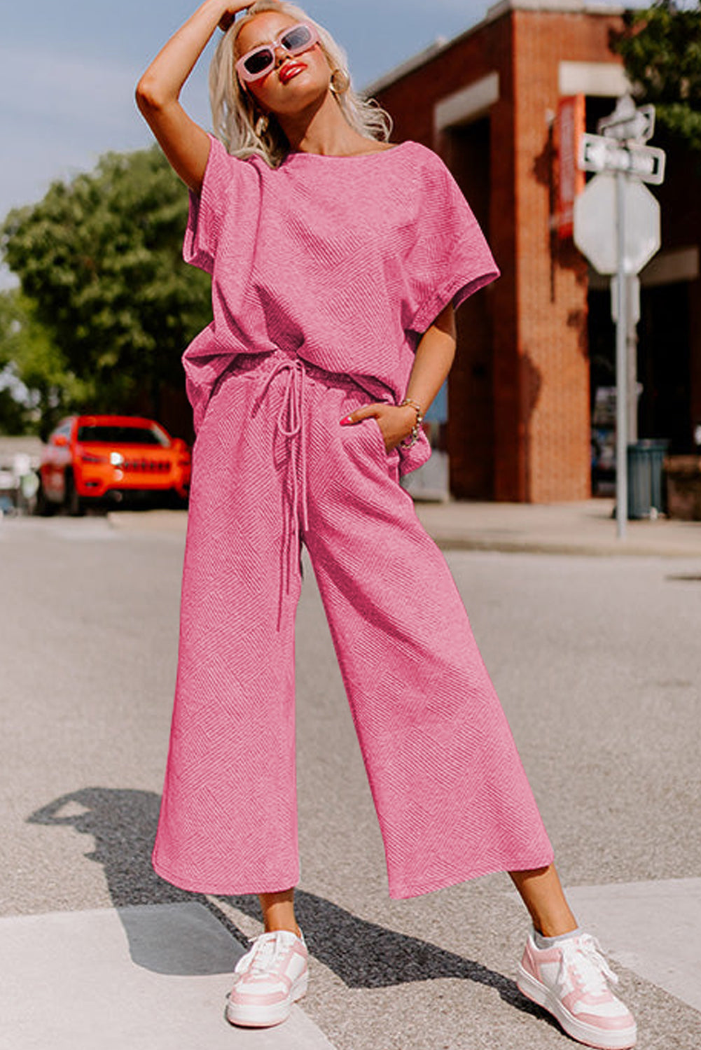 Conjunto de camiseta holgada con textura rosa fresa y pantalones con cordón