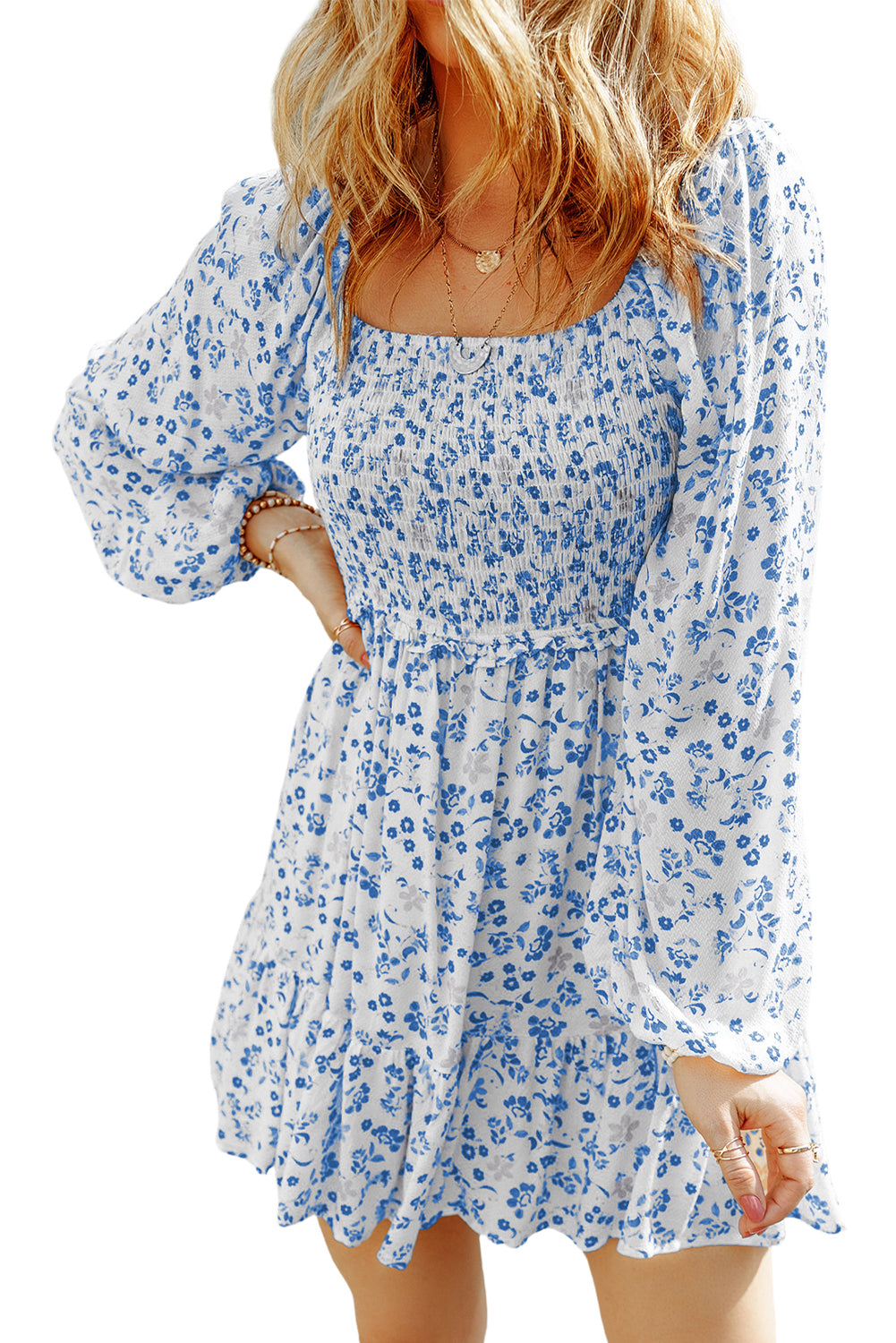 Mini-robe bohème florale smockée à manches bouffantes bleu clair