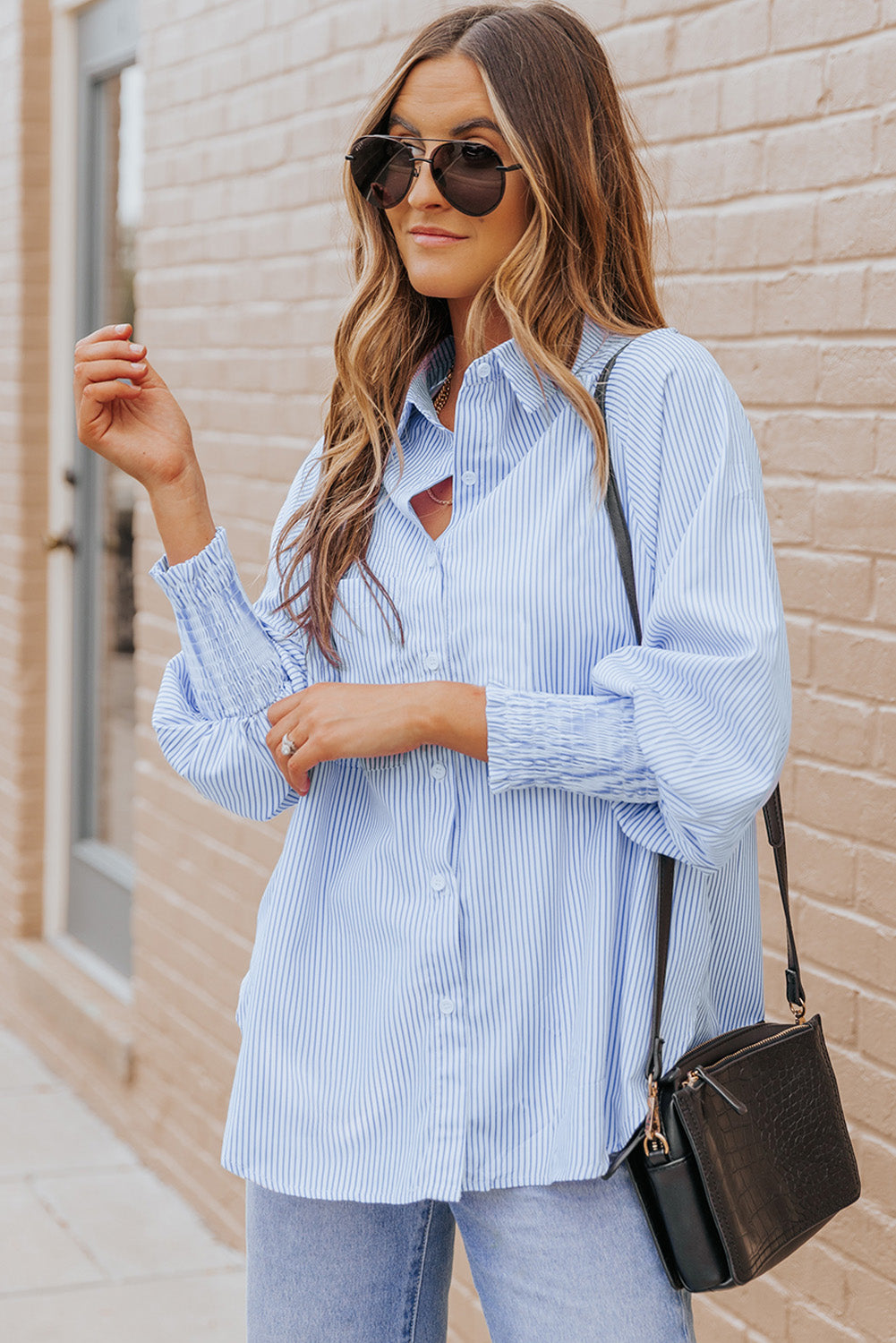 Chemise décontractée rayée noire à poignets froncés