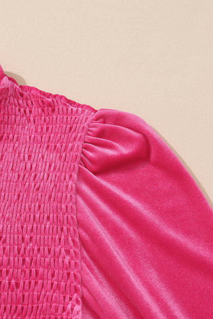 Vestido de terciopelo con corpiño fruncido y cuello con volantes en rosa