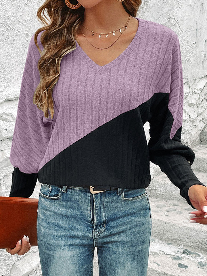 Blusa con cuello en V y botones en contraste