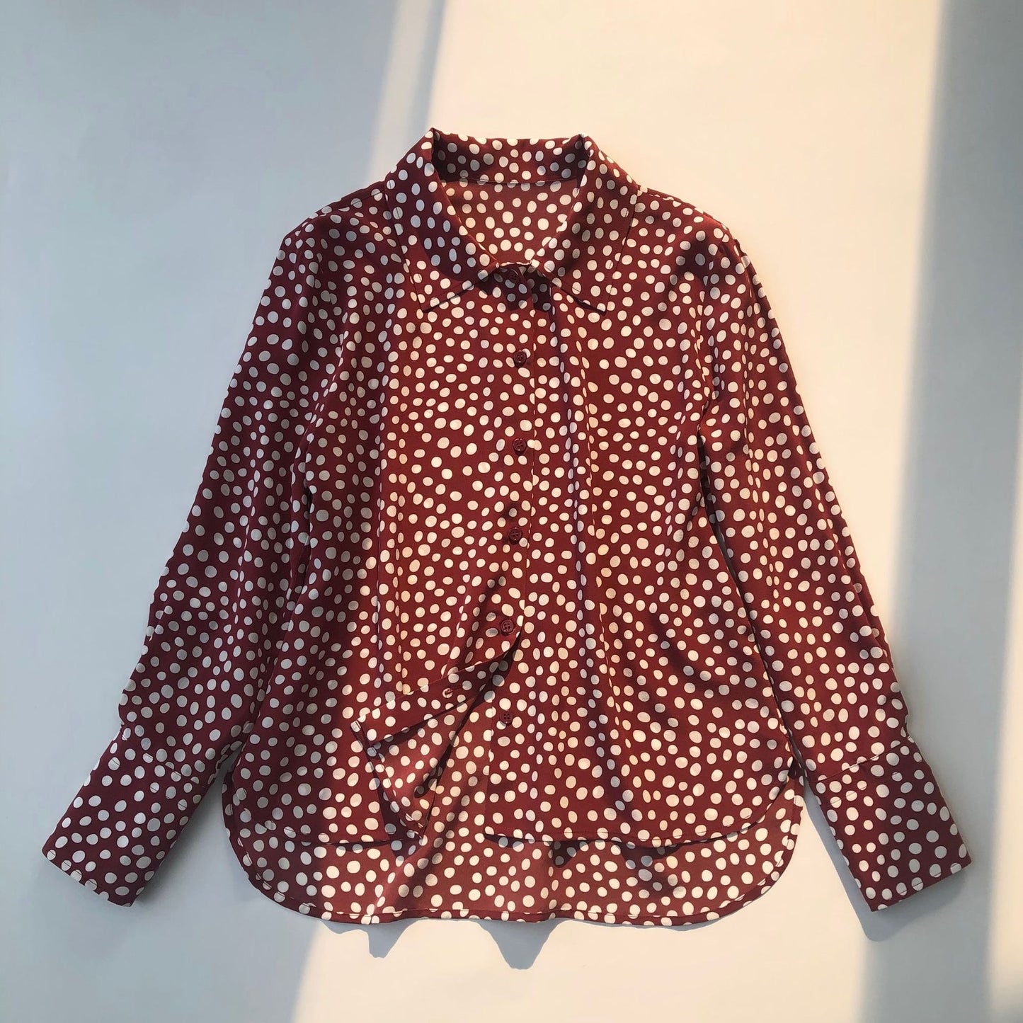 Chemise à manches longues à revers en soie marron à pois élégant vintage