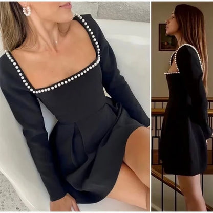 Vestido corto ceñido con cuello cuadrado para mujer