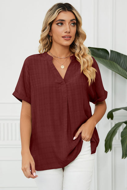 Blusa de manga corta con puños y cuello con muesca con abertura lateral