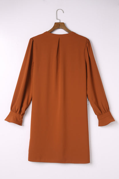 Robe chemise fendue à col en V et manches à volants