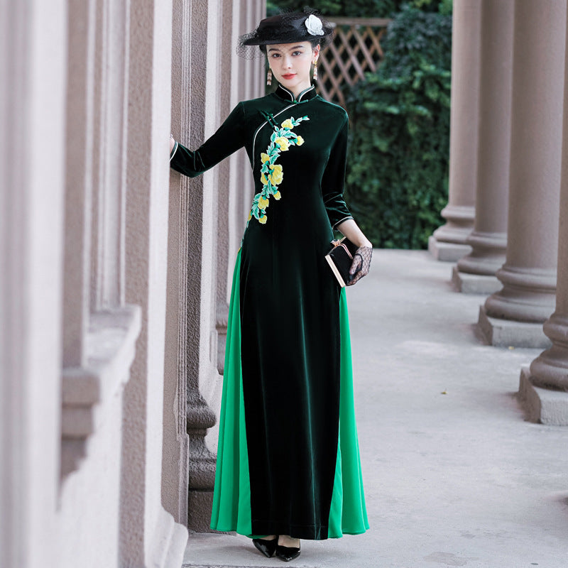 Cheongsam Ao Dai amélioré à manches trois-quarts en velours doré, brodé non fendu