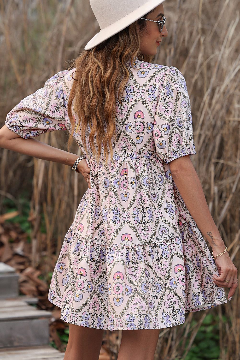 Vestido con volantes y mangas abullonadas con cuello camisero y botones florales rosa