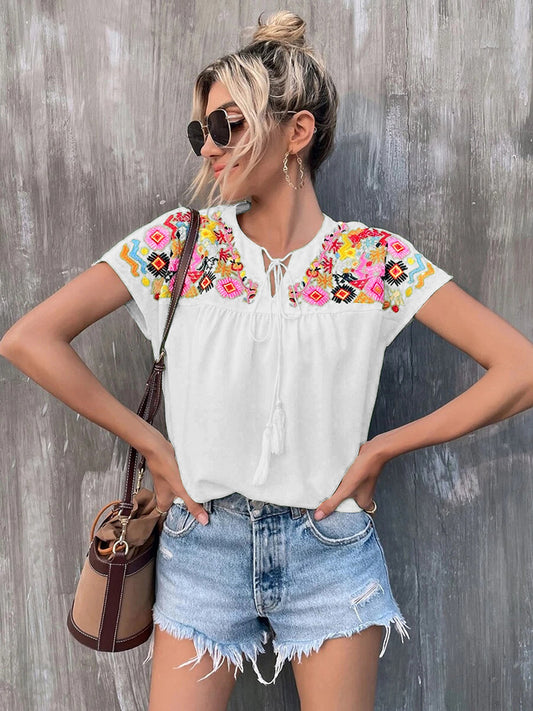 Blusa estampada de manga corta con cuello con muescas