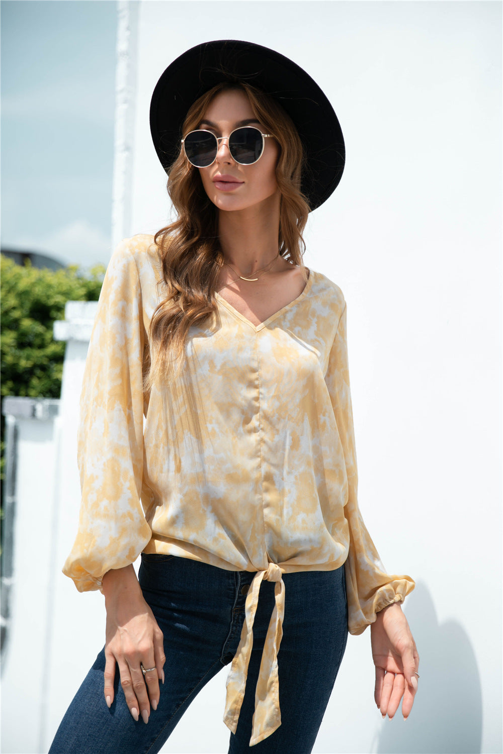 Blusa con mangas globo anudadas y efecto tie-dye