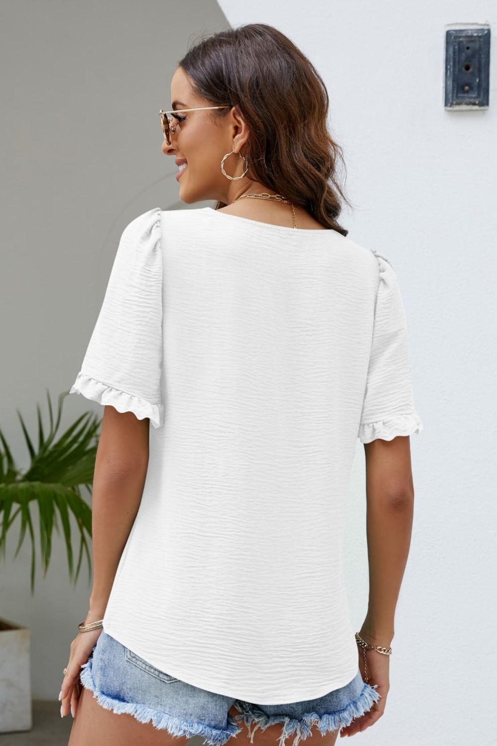 Blusa con cuello cuadrado y manga abullonada con ribete de volantes