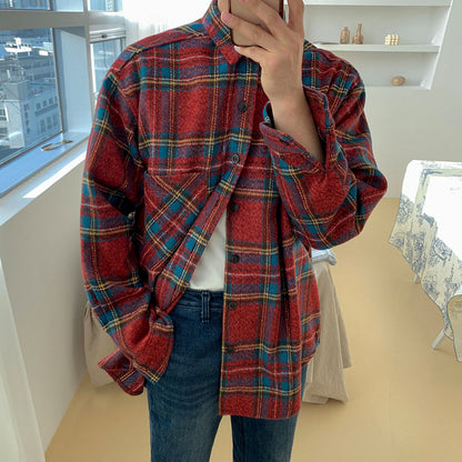 Chemise à carreaux à manches longues et manteau tendance et cool