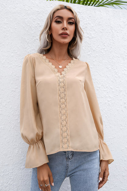 Blusa con mangas con volantes y ribete de encaje