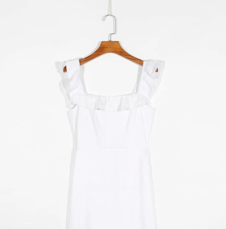 Vestido blanco ajustado con cuello con volantes