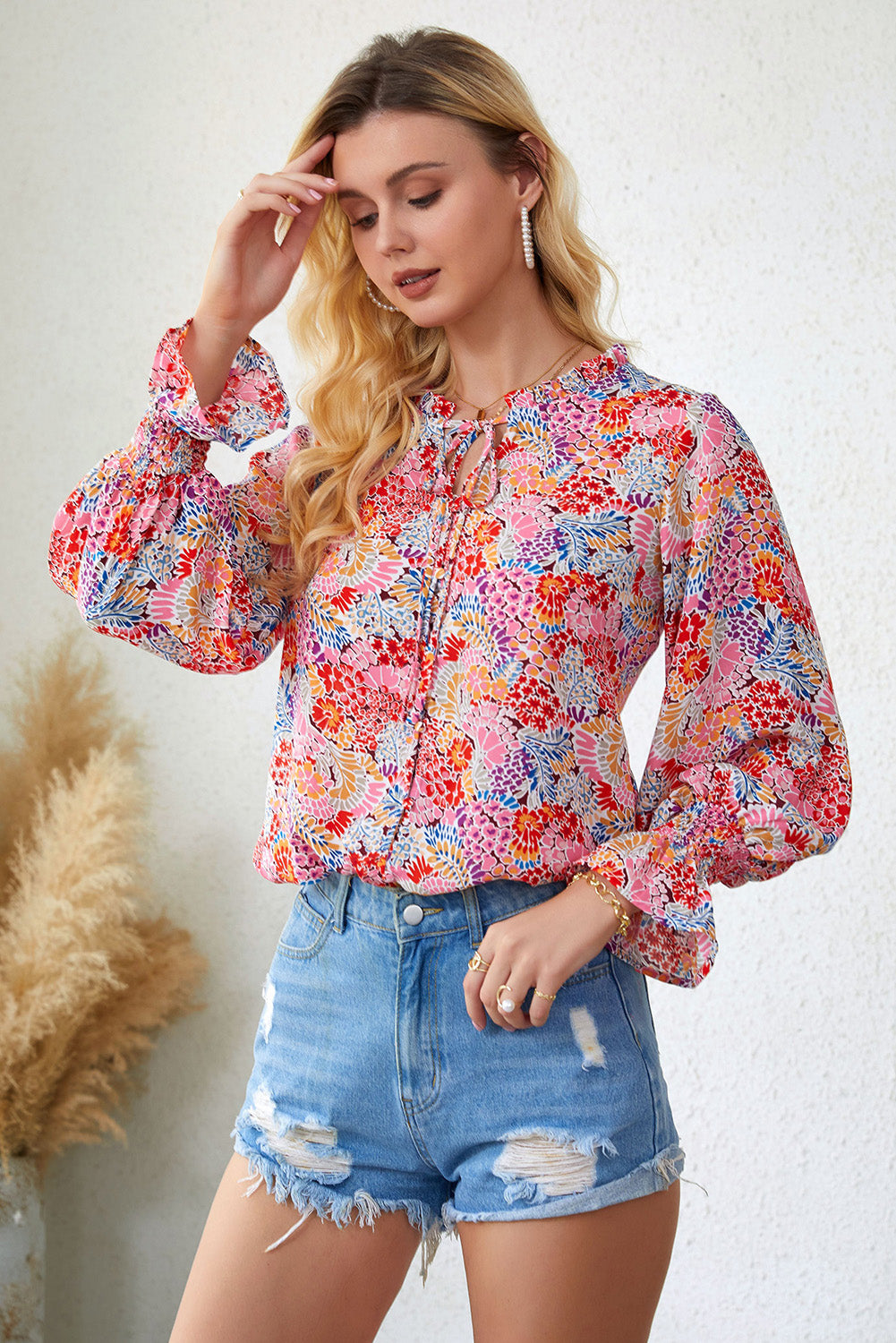 Blusa con mangas con volante y cuello anudado con ribete de volantes florales