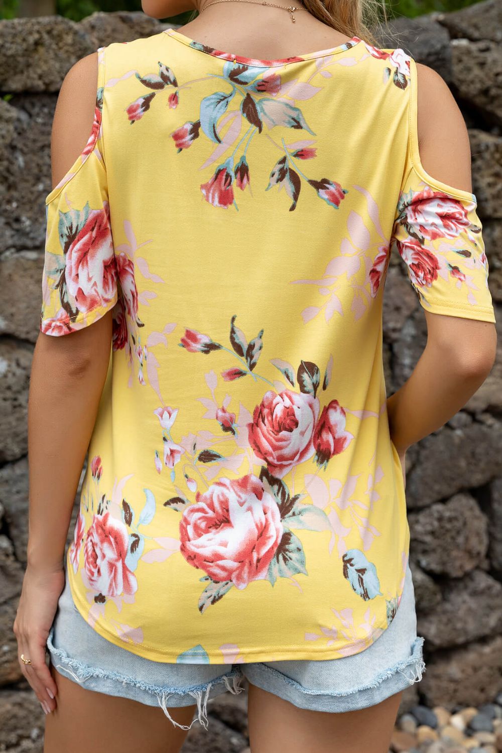 Top floral con cuello redondo y hombros descubiertos