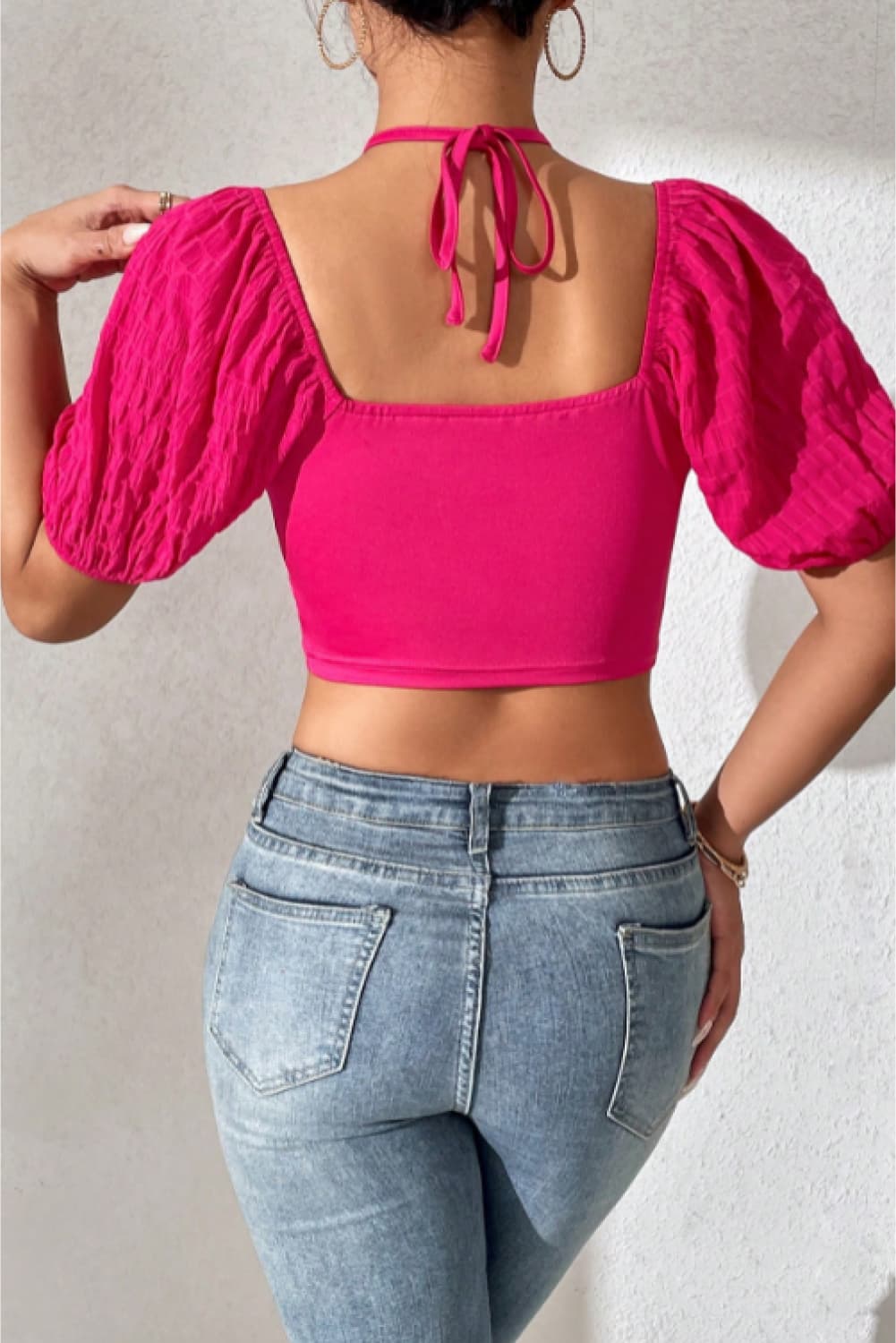 Blusa corta con cuello halter y lazo en la espalda