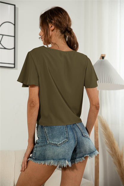 Blusa anudada con cuello en V y botones decorativos