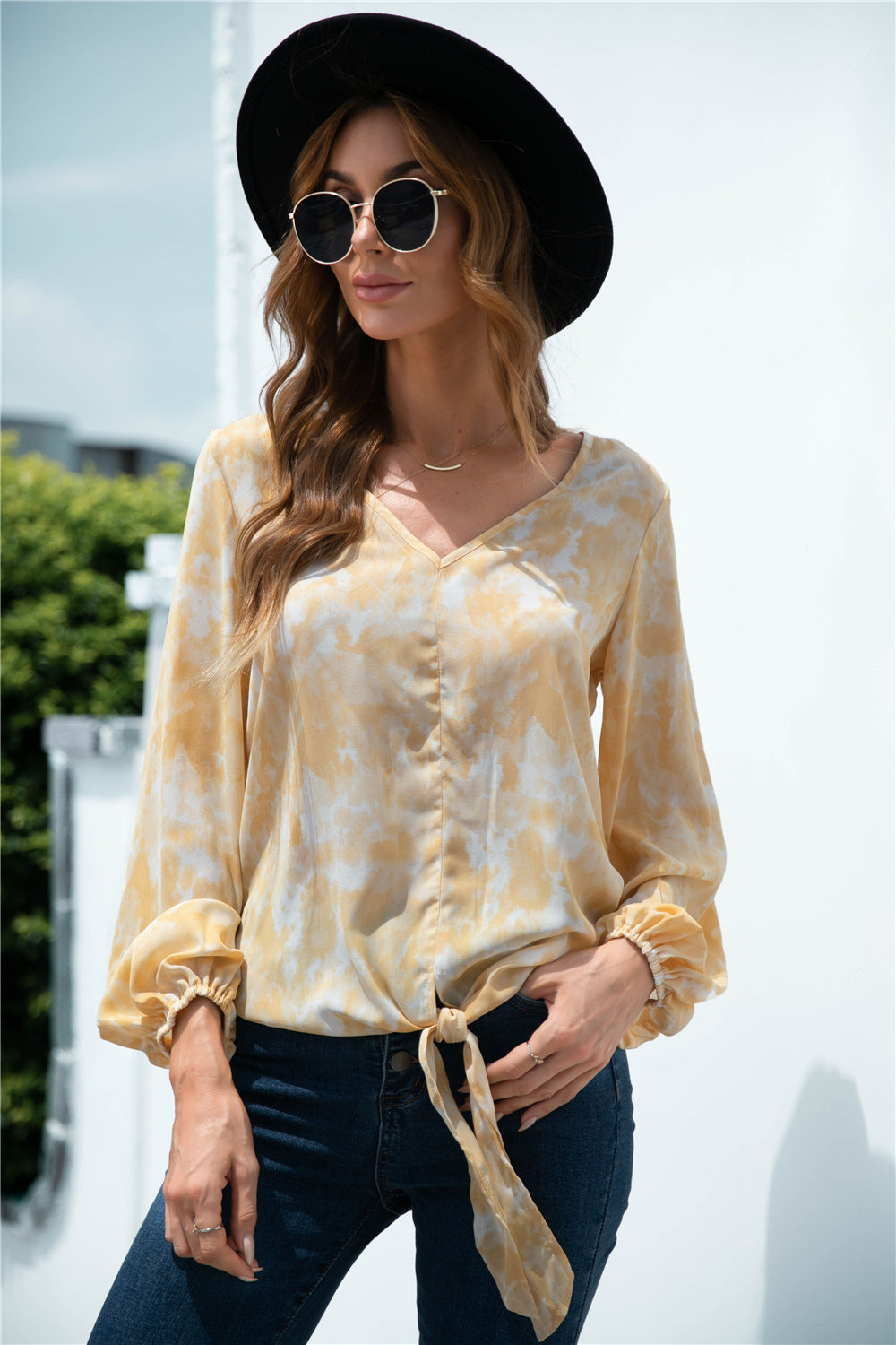 Blusa con mangas globo anudadas y efecto tie-dye