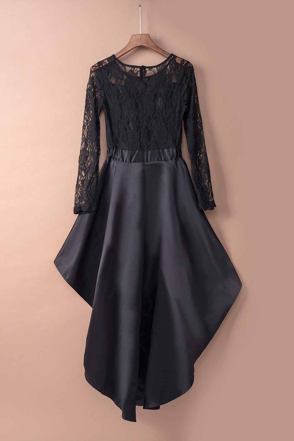 Robe de bal noire en satin haut et bas en dentelle à manches longues